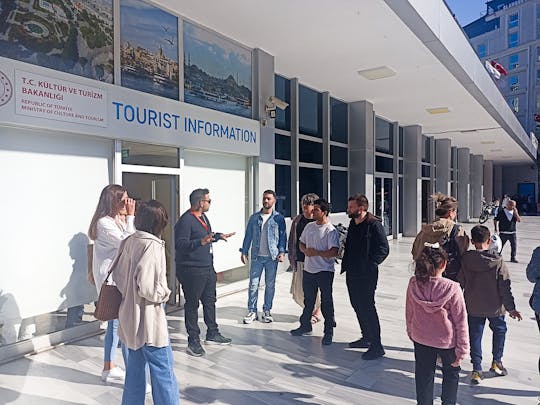 Recorrido a pie en grupo pequeño por Taksim, la Torre de Gálata y el Dervish Lodge con un guía local