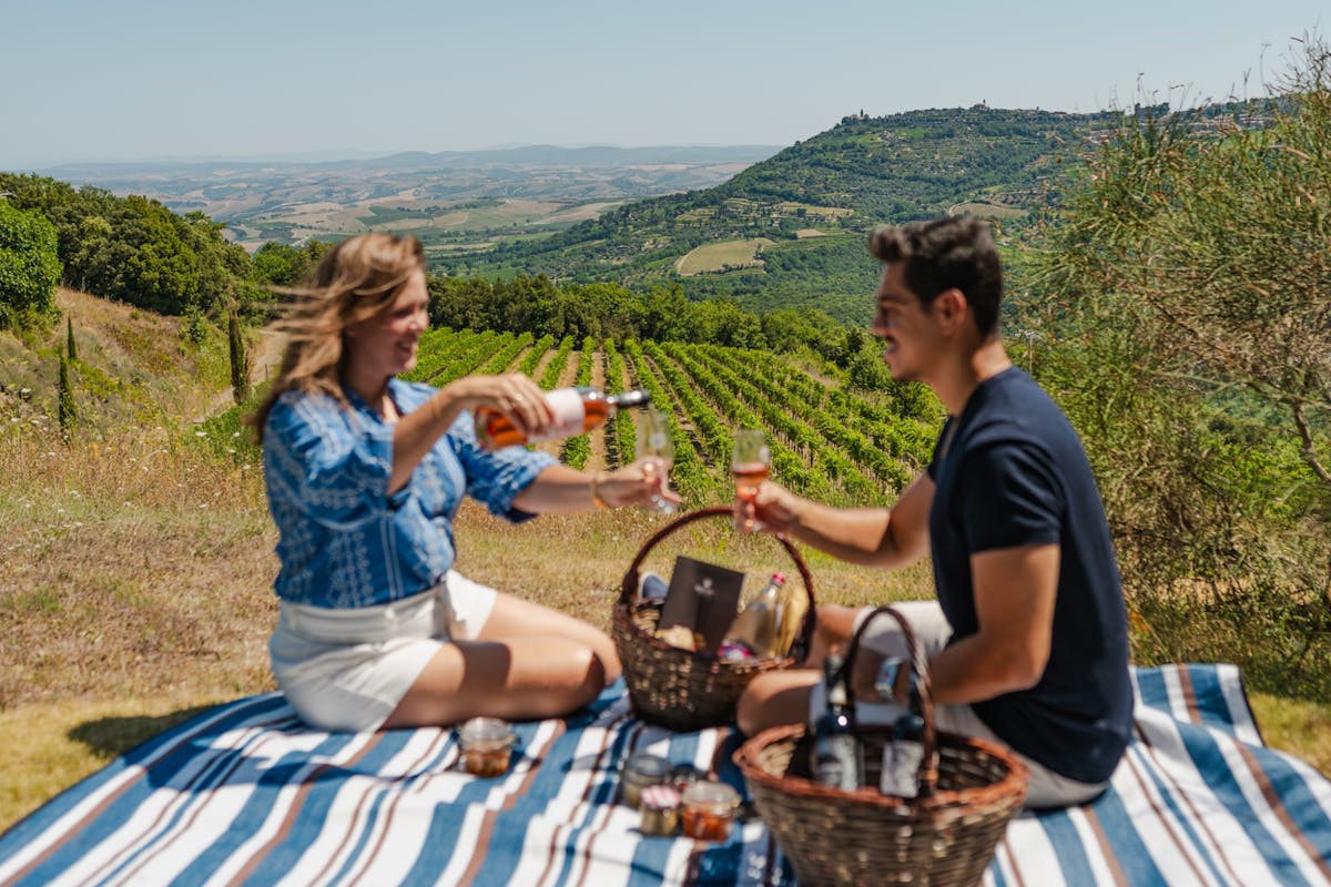 Picknick met een fles wijn in Montalcino met optionele wijntour