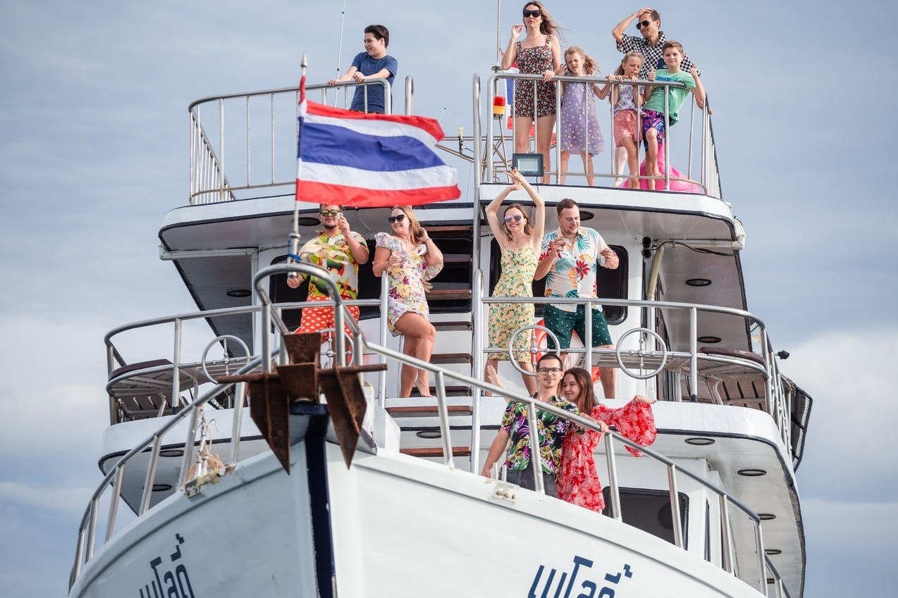 Cruzeiro ao pôr do sol ao longo da costa de Phuket com jantar de churrasco