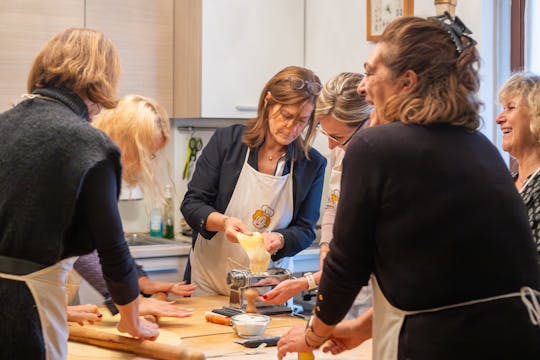 Aula de culinária e degustação na casa de uma Cesarina em Verona