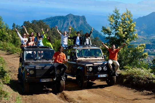 Recorrido de día completo en 4x4 descubierto por la Reserva de la Biosfera de Santana y el Pico Arieiro