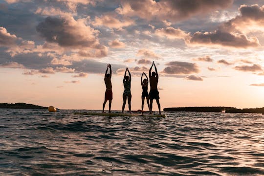 Stand-up-Paddleboard-Yoga vor der Ostküste Mallorcas