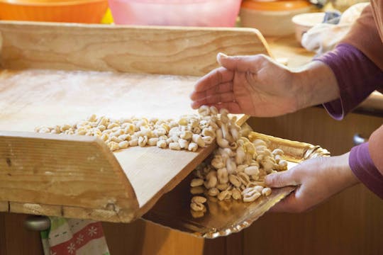 Lezione di cucina e degustazione a casa di una Cesarina a Bari