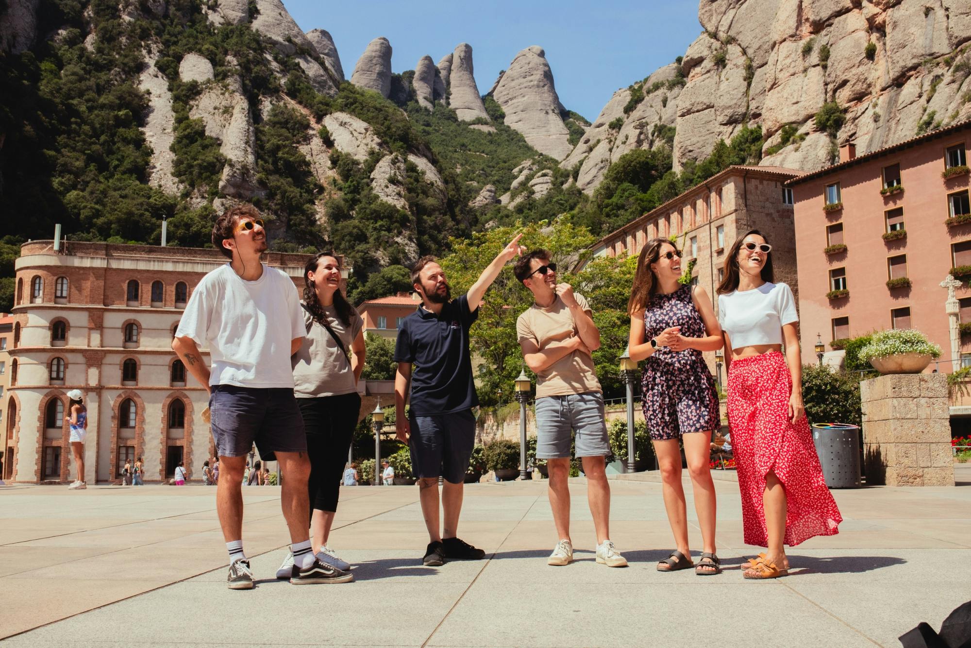 Excursión de medio día a Montserrat con tapas y vinos gourmet