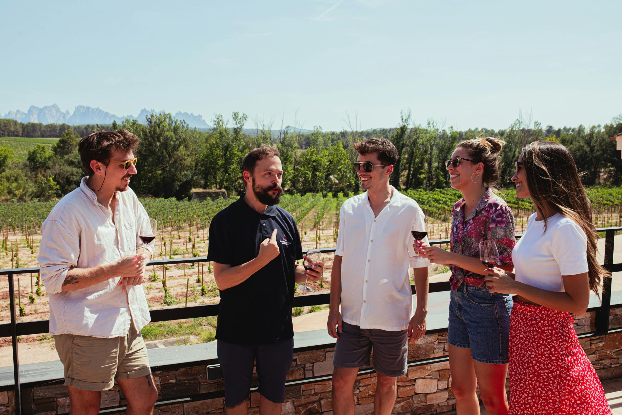 Montserrat mit Zahnradbahn, mittelalterlichem Weingut und Tapas