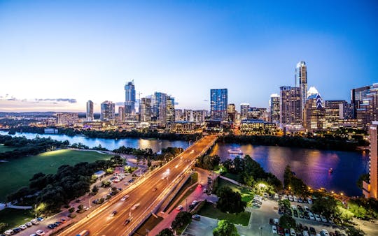 Excursão noturna panorâmica em Austin, incluindo cruzeiro ao pôr do sol