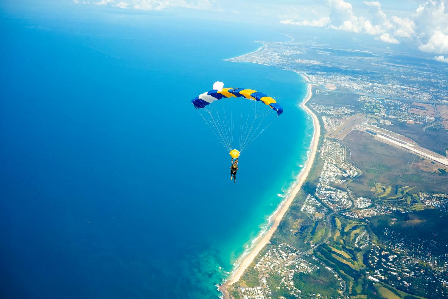 10,000 Ft Skydiving in Noosa Available in the Weekend