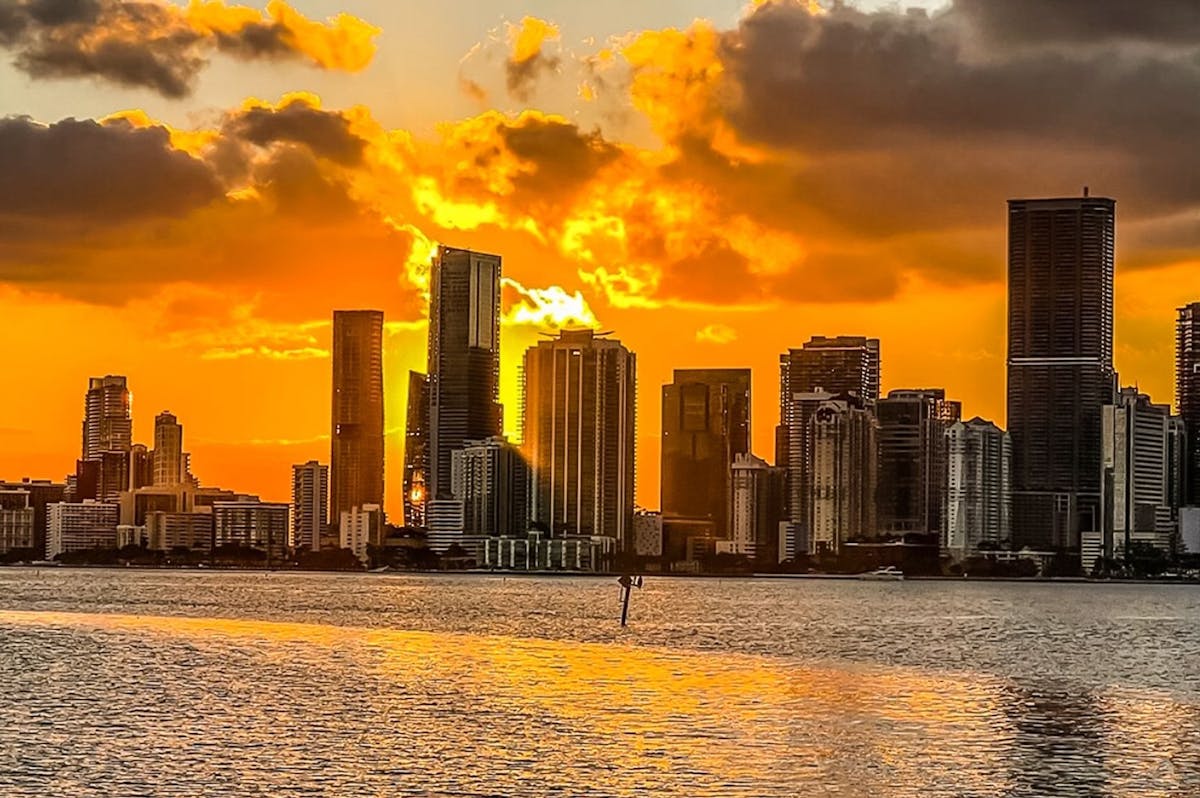 Luxe cruise over de skyline vanaf Miami bij zonsondergang in Biscayne Bay