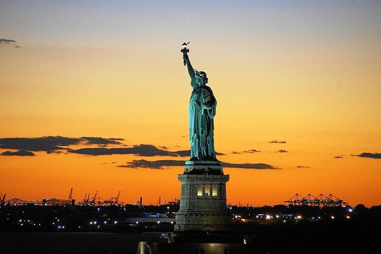 Crociera al tramonto a New York con Statua della Libertà e vista sullo skyline