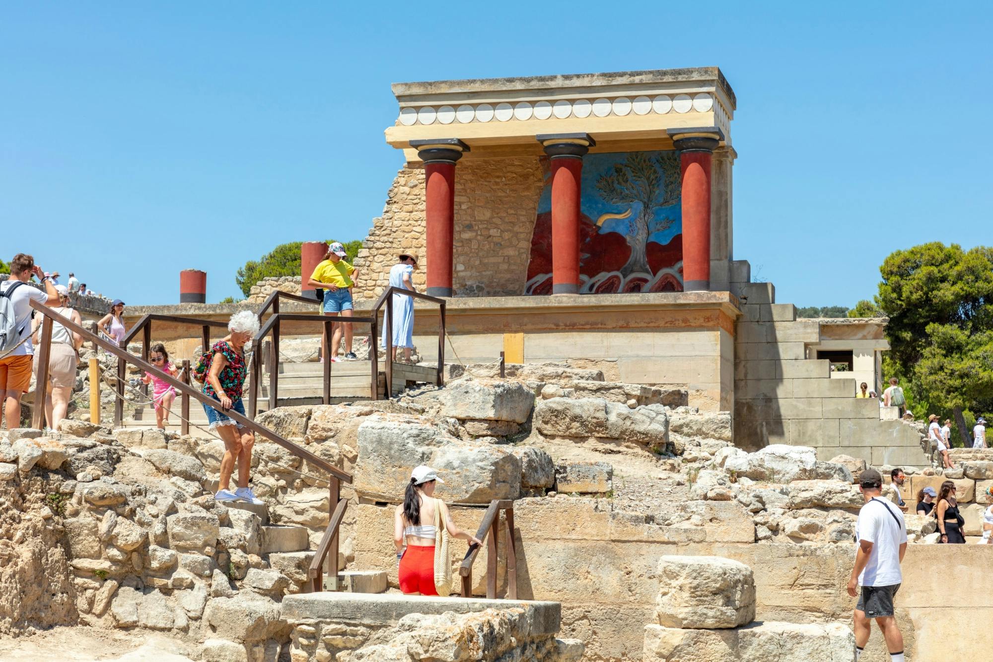 Knossos Palace and Heraklion Guided Tour with Transport