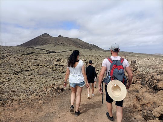 Randonnée dans l'arène du volcan