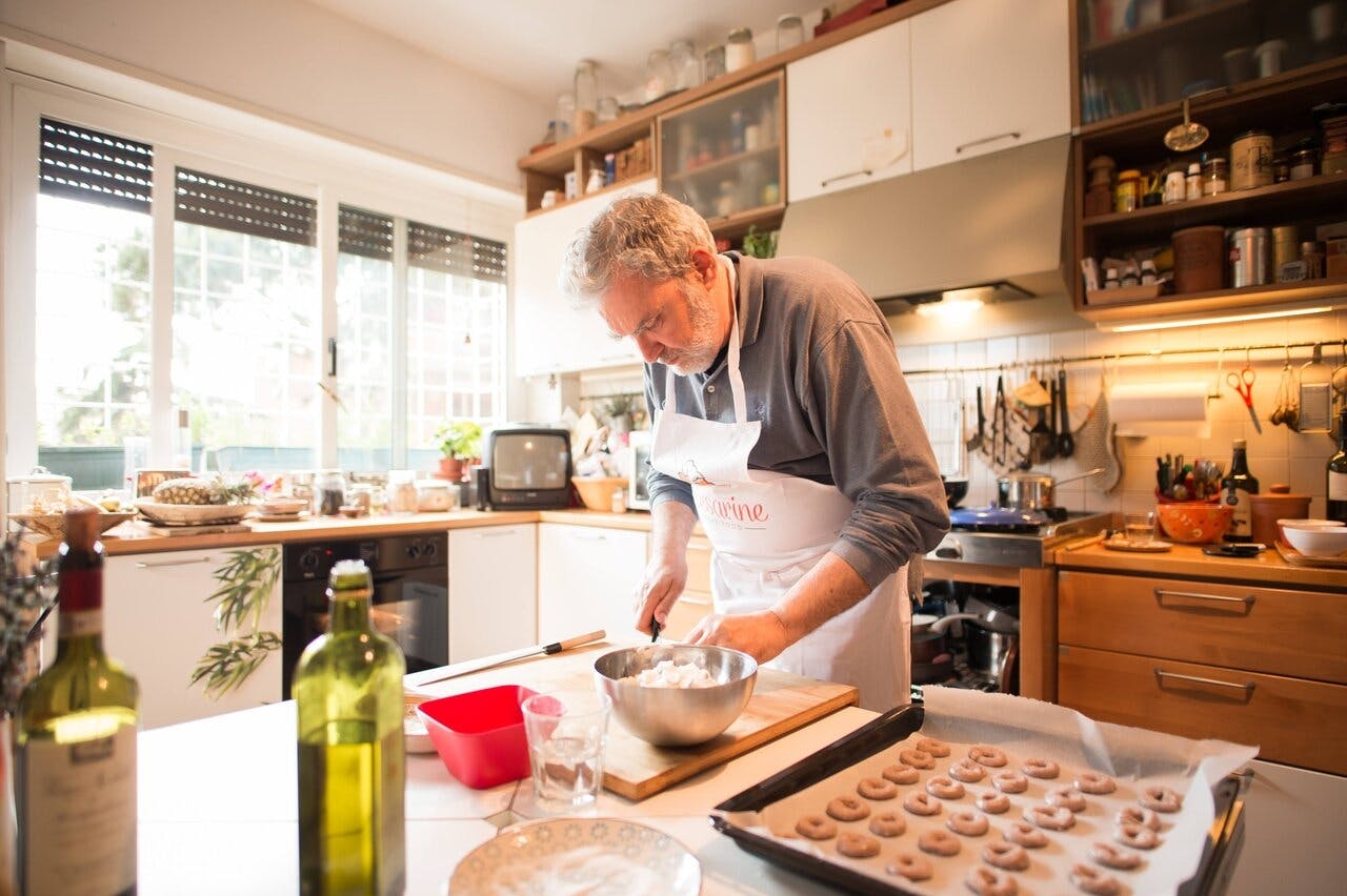 Market tour and dining experience at a Cesarina's home in Siena