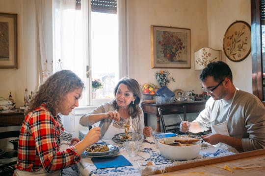 Visita al mercado y experiencia gastronómica en la casa de una Cesarina en Módena