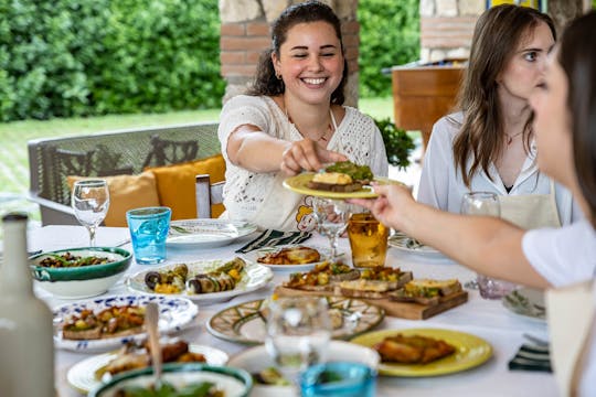 Market tour, lunch or dinner and show cooking at a Cesarina's home in Naples