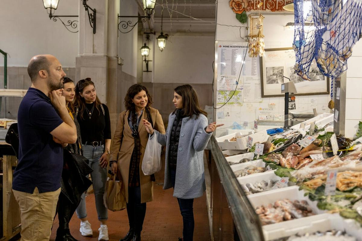 Visita al mercato, corso di cucina e pranzo o cena a casa di una Cesarina a Napoli