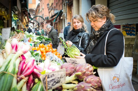 Visite du marché, déjeuner ou dîner et show cooking chez une Cesarina à Bologne