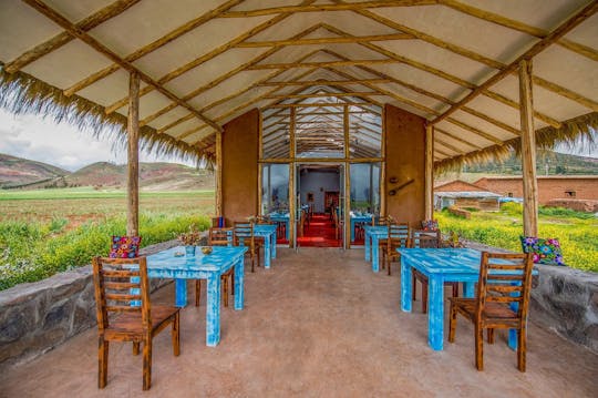 Almoço de banquete no restaurante UNU Tiobamba no Vale Sagrado