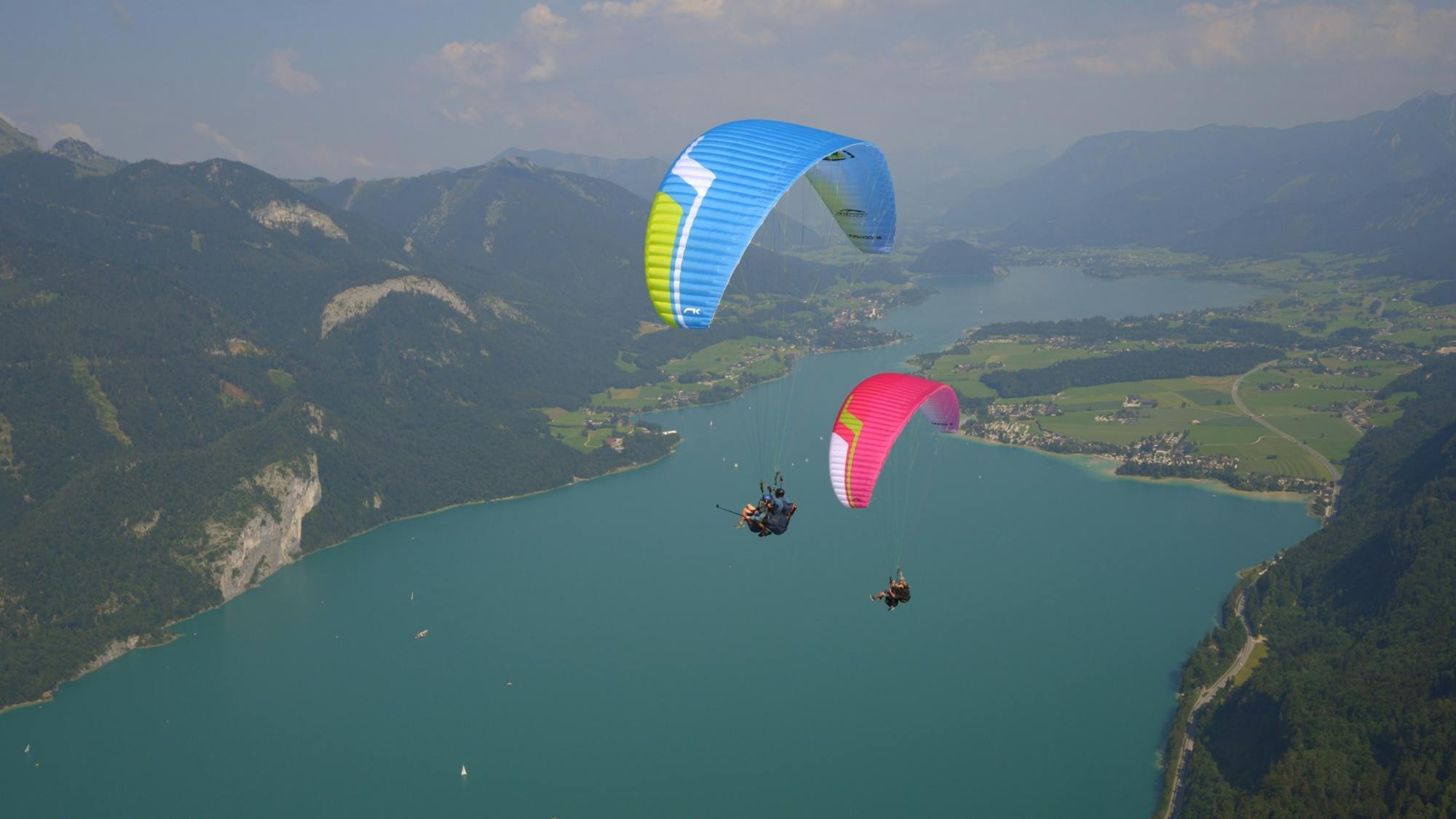 Parapendio biposto sopra il Wolfgangsee nel Salzkammergut