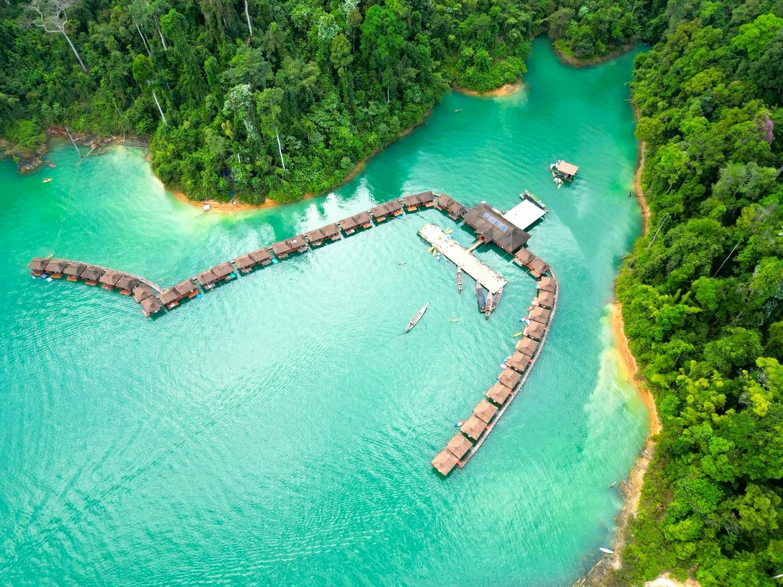 Excursión de aventura al lago Cheow Lan con safari y exploración de cuevas de coral