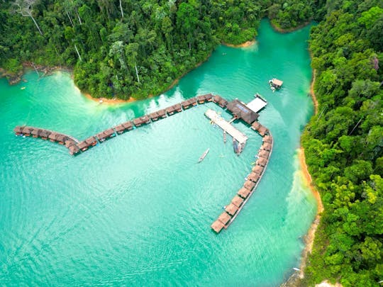 Passeio de aventura no lago Cheow Lan com safári e exploração de cavernas de corais