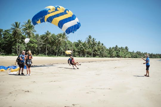 15.000 Fuß Fallschirmsprung mit Abholung im Mission Beach-Gebiet