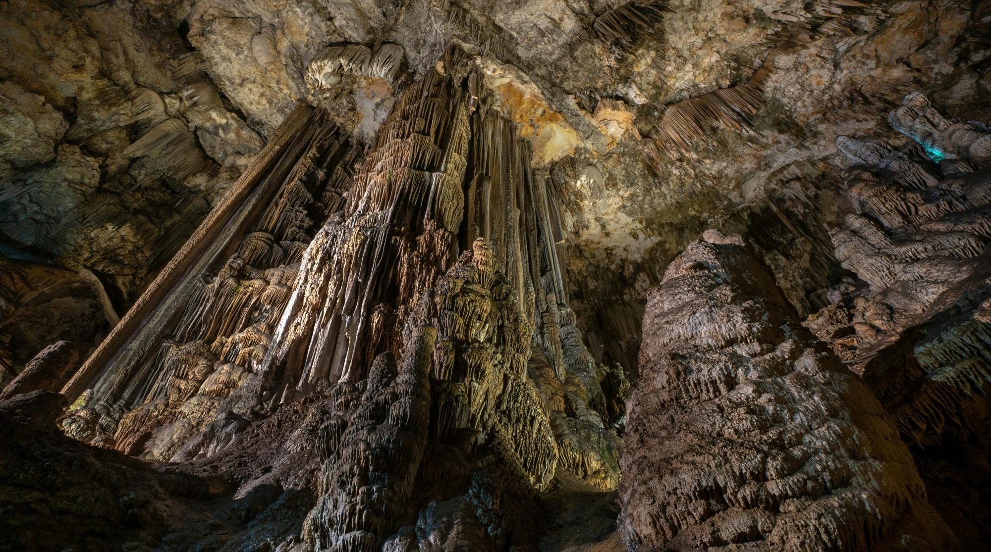 Entrada a la cueva de Nerja con audioguía