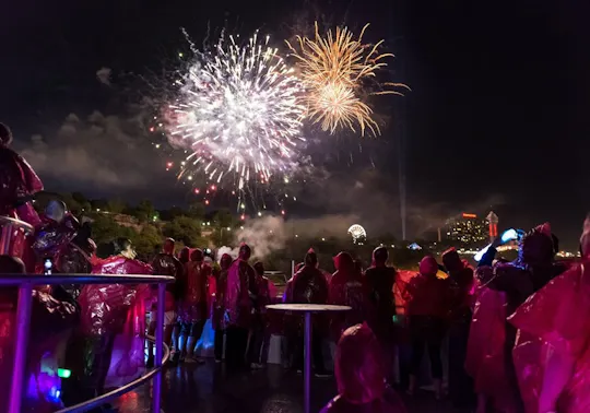 Excursión nocturna por el Niágara con crucero en barco por los fuegos artificiales