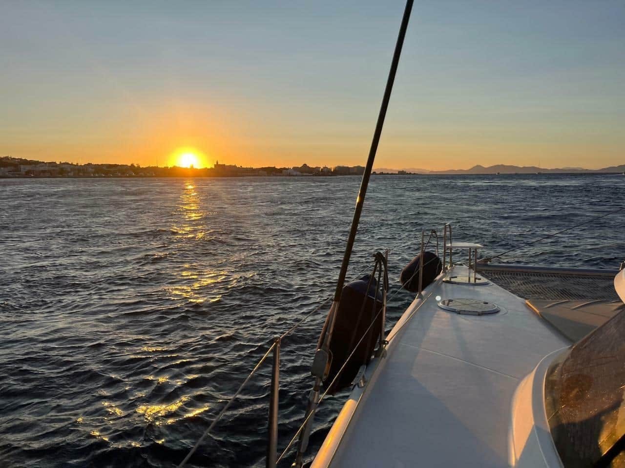 Biglietto per la crociera semi privata in catamarano al tramonto a Rodi