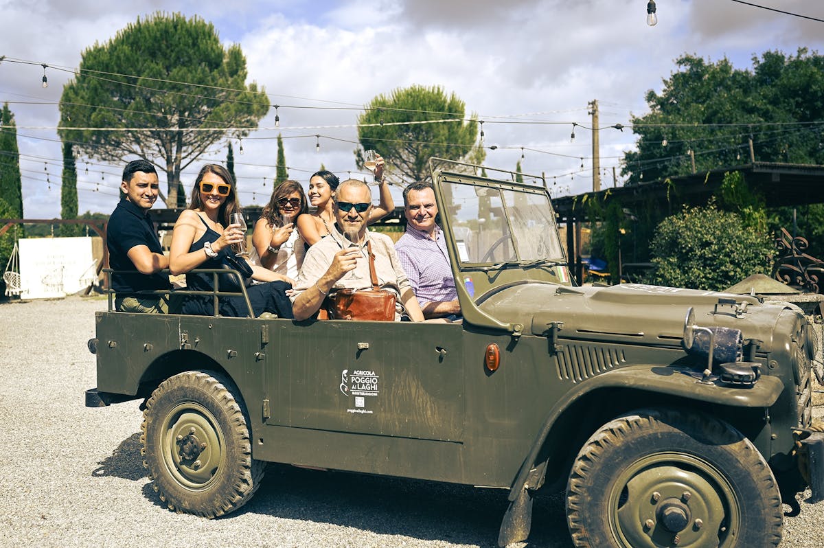 Wijnsafari Poggio ai Laghi Wijngaard Op een Vintage Off-Road
