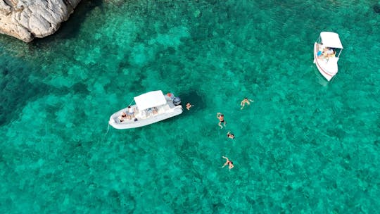 Passeio de barco e mergulho com snorkel na área marinha de Porto Conte em Alghero