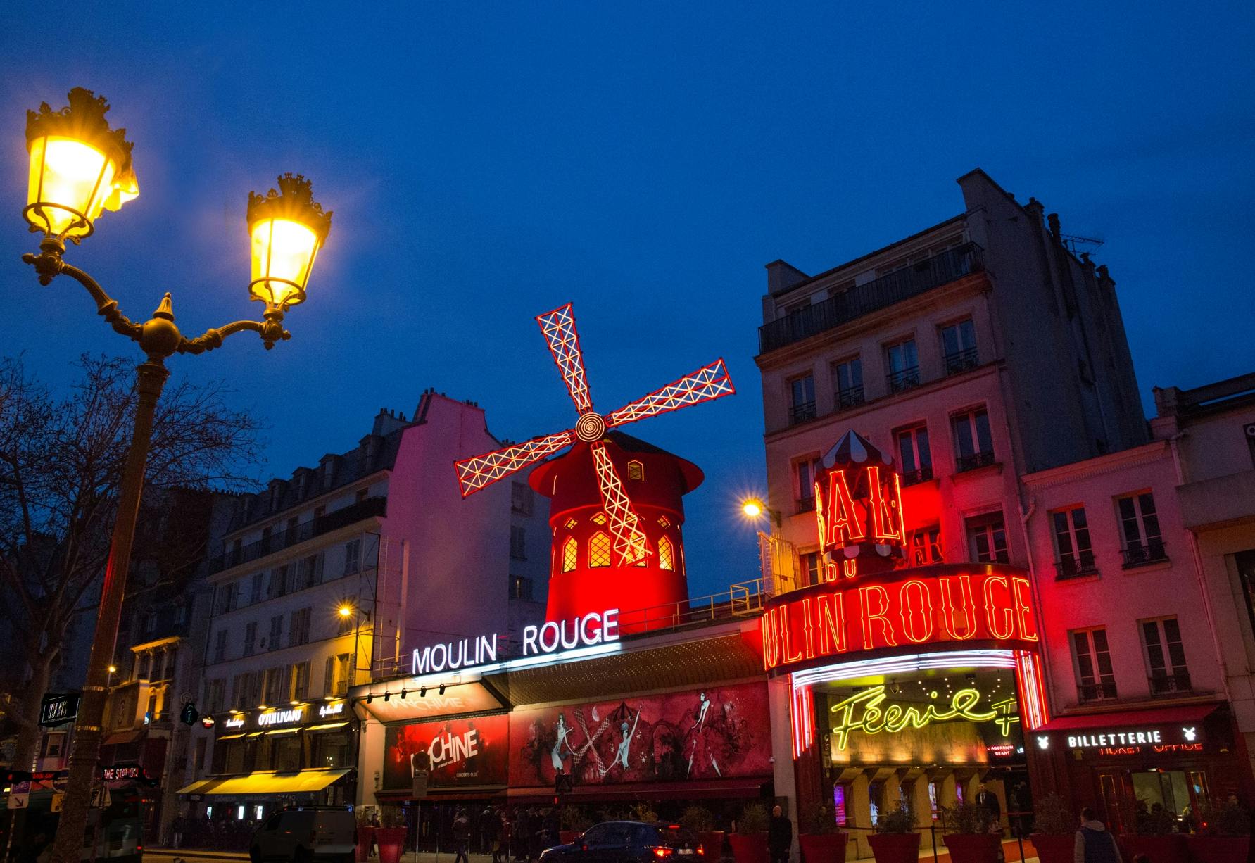 Interactieve bustour door Parijs en dinershow in de Moulin Rouge