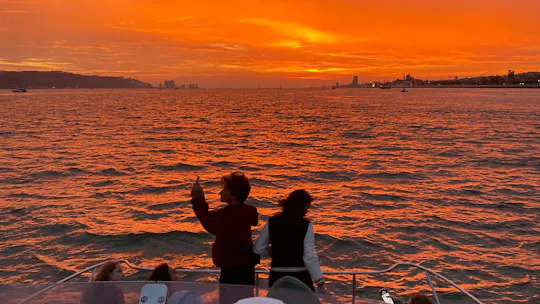 Bootsfahrt bei Sonnenuntergang mit Wein in Lissabon