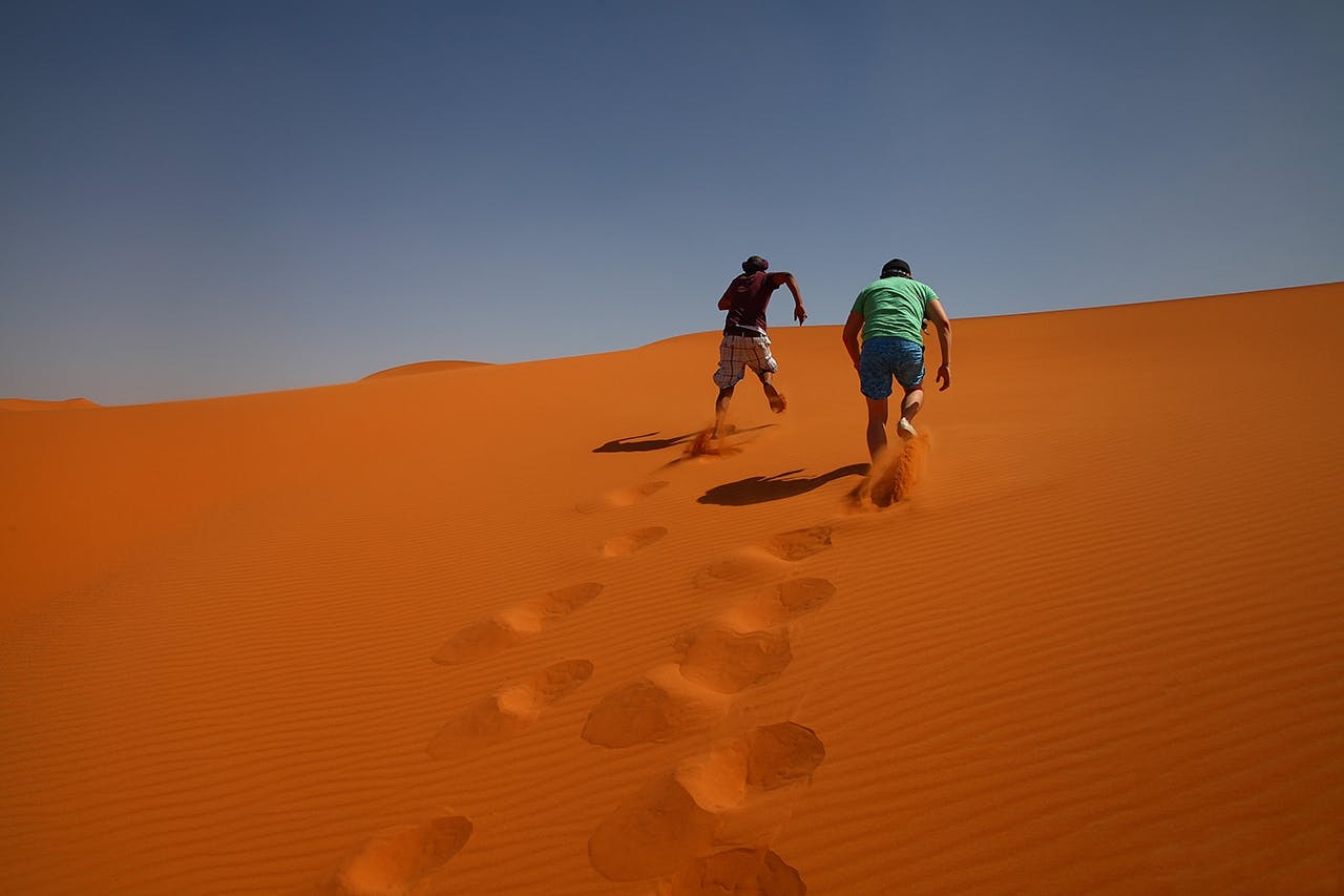 Sandboarding in den Sahara-Dünen, Quadfahren, Kamelritt und BBQ