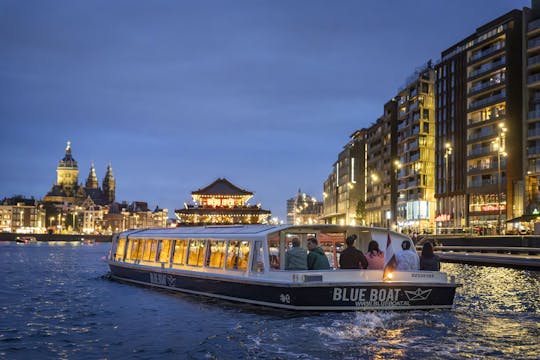 Kanalrundfart om aftenen i Amsterdam