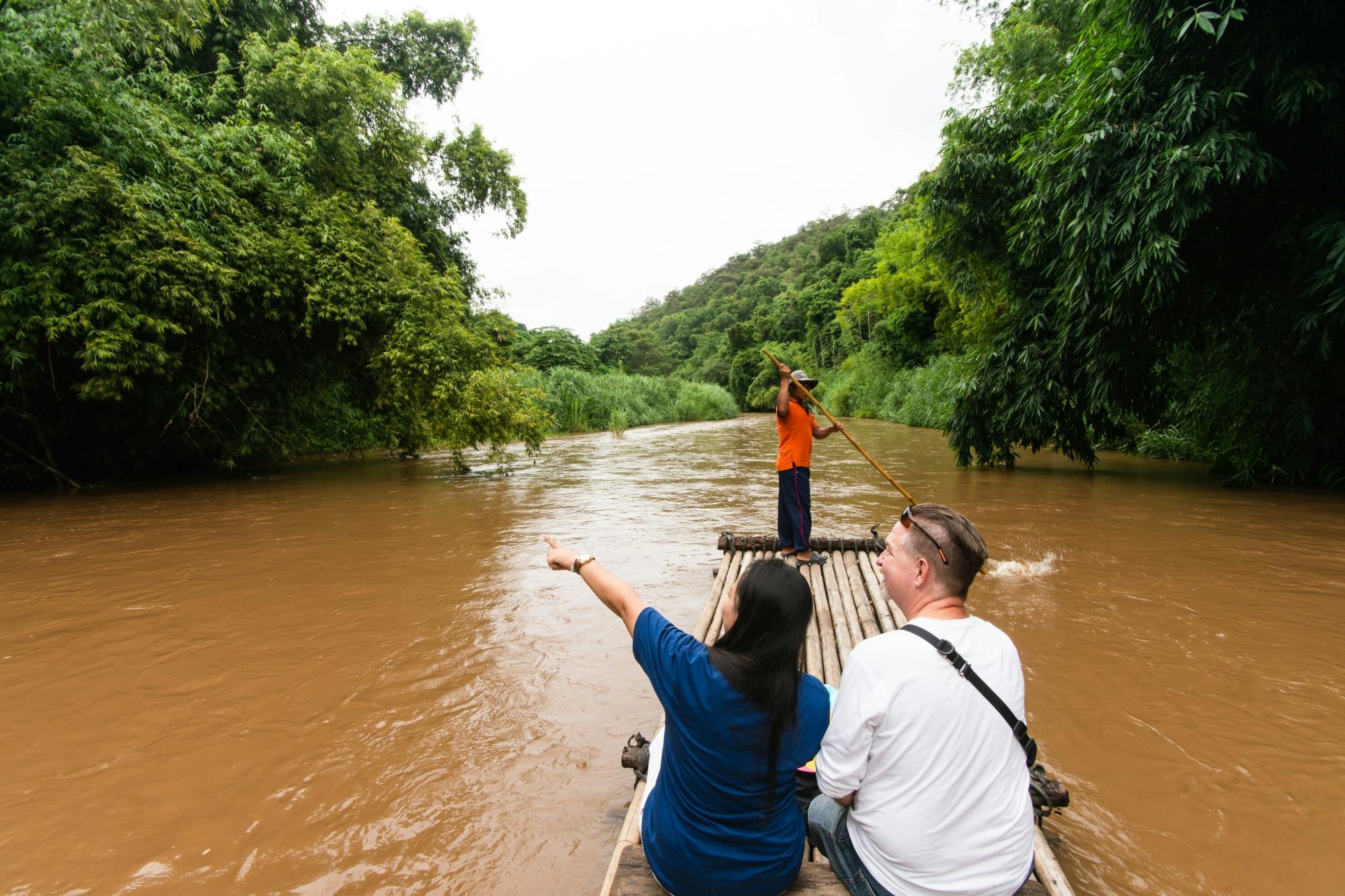 Bamboeraften langs de rivier Chiang Mai in Thailand