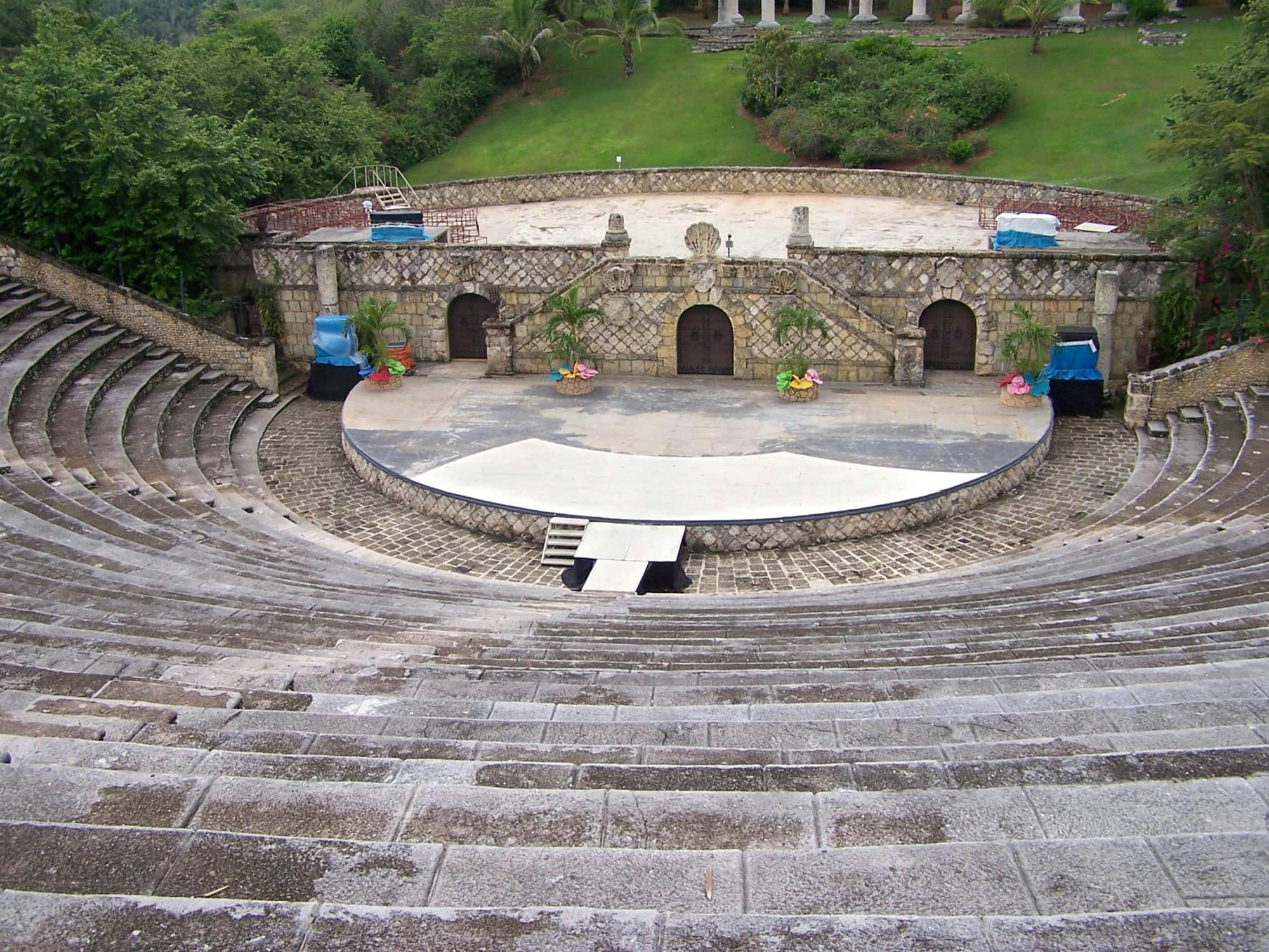 Altos de Chavon and Cuevas de las Maravillas private tour