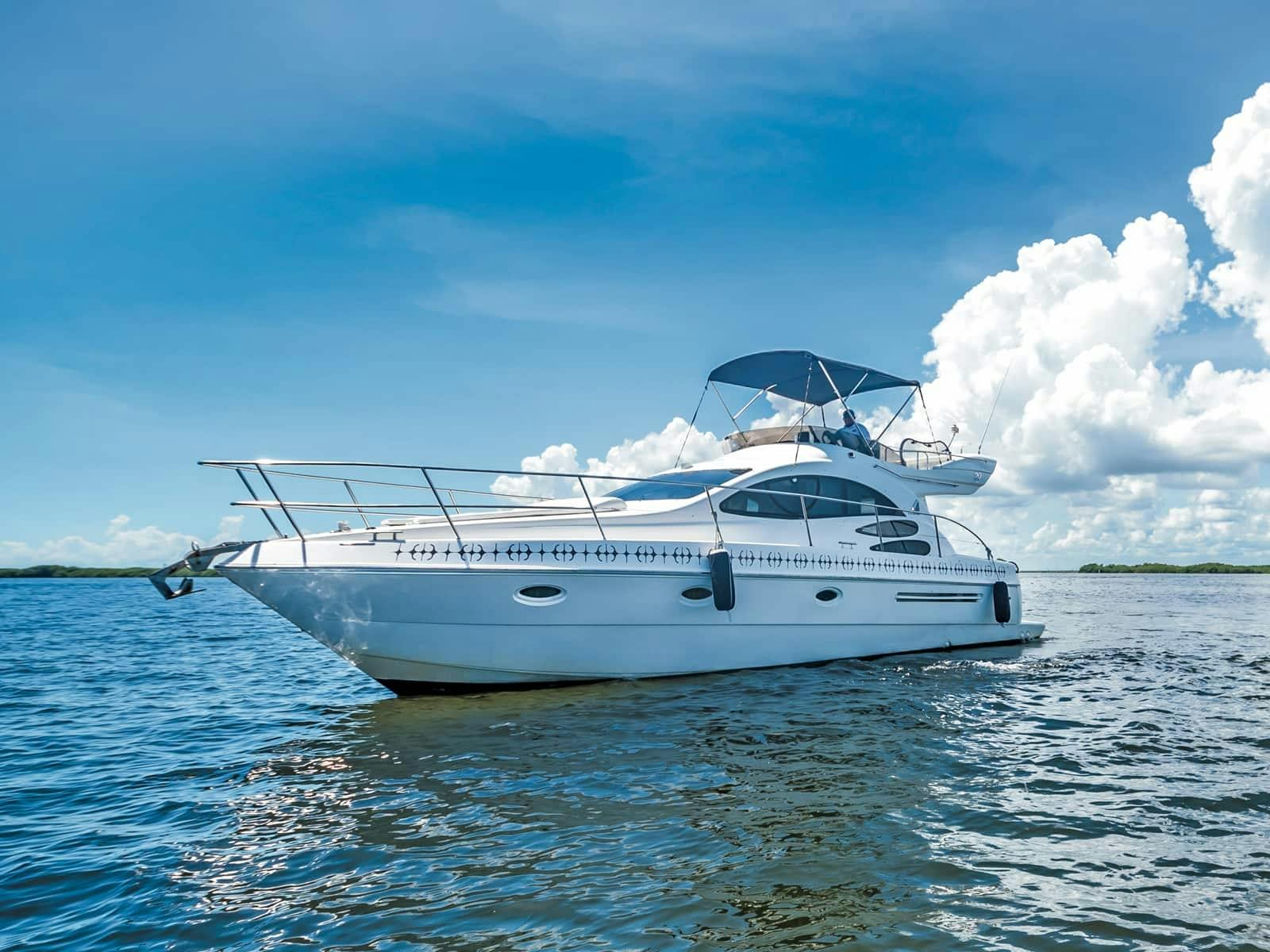 Bootsfahrt durch Cancun auf einem privaten Boot mit Crew