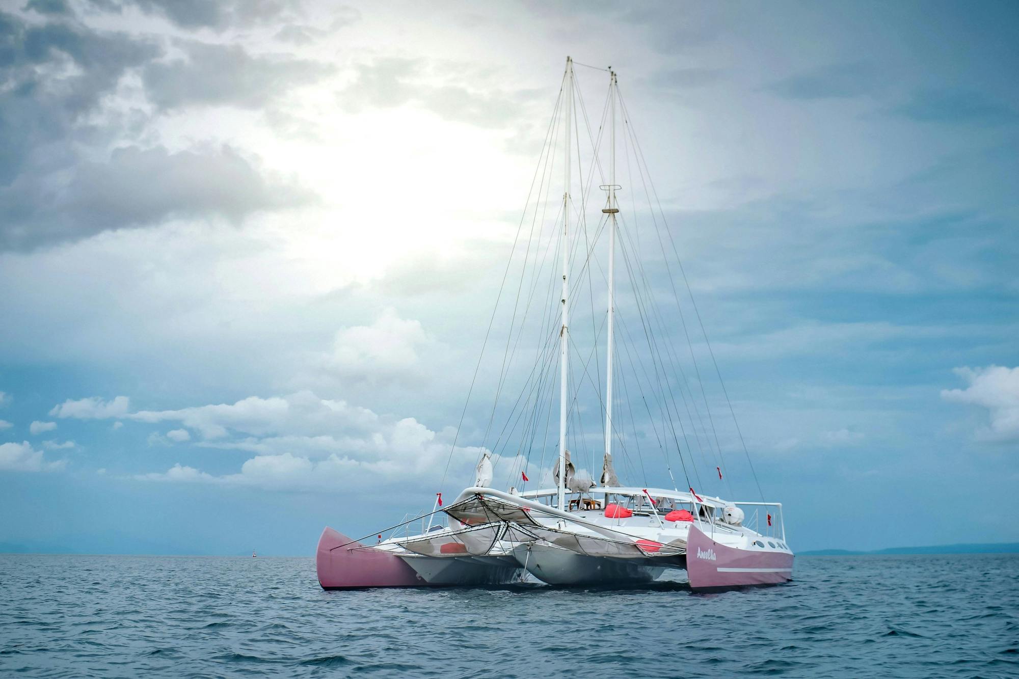 Crociera con cena al tramonto a Bali sul catamarano Aneecha