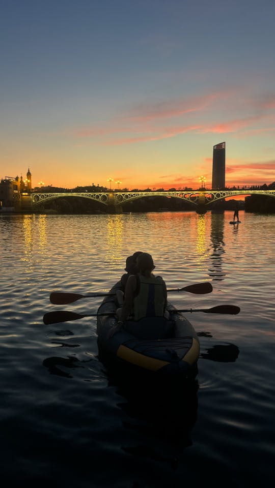 Experiência de caiaque ao pôr do sol em Sevilha