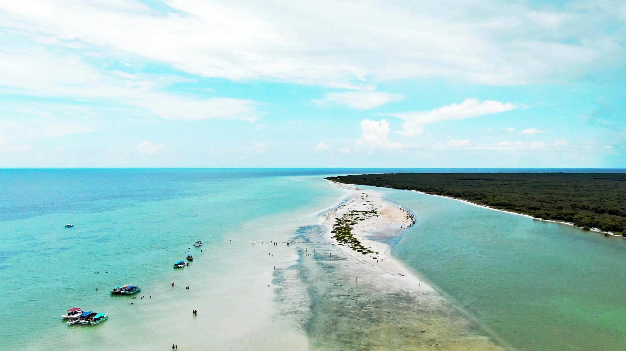 Tour guiado en barco de día completo a Holbox y las Islas de la Pasión