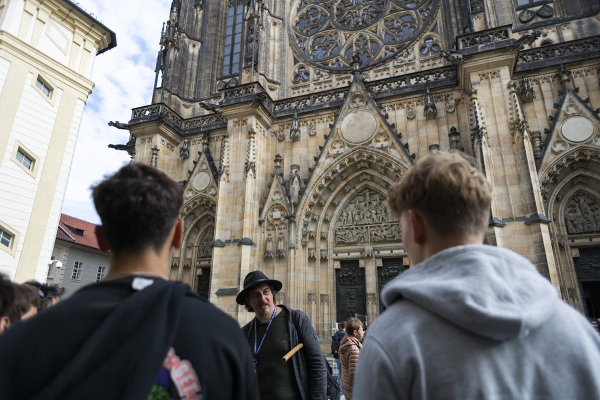 Het beste vanaf Praag te voet en per bus met riviercruise en de Praagse Burcht