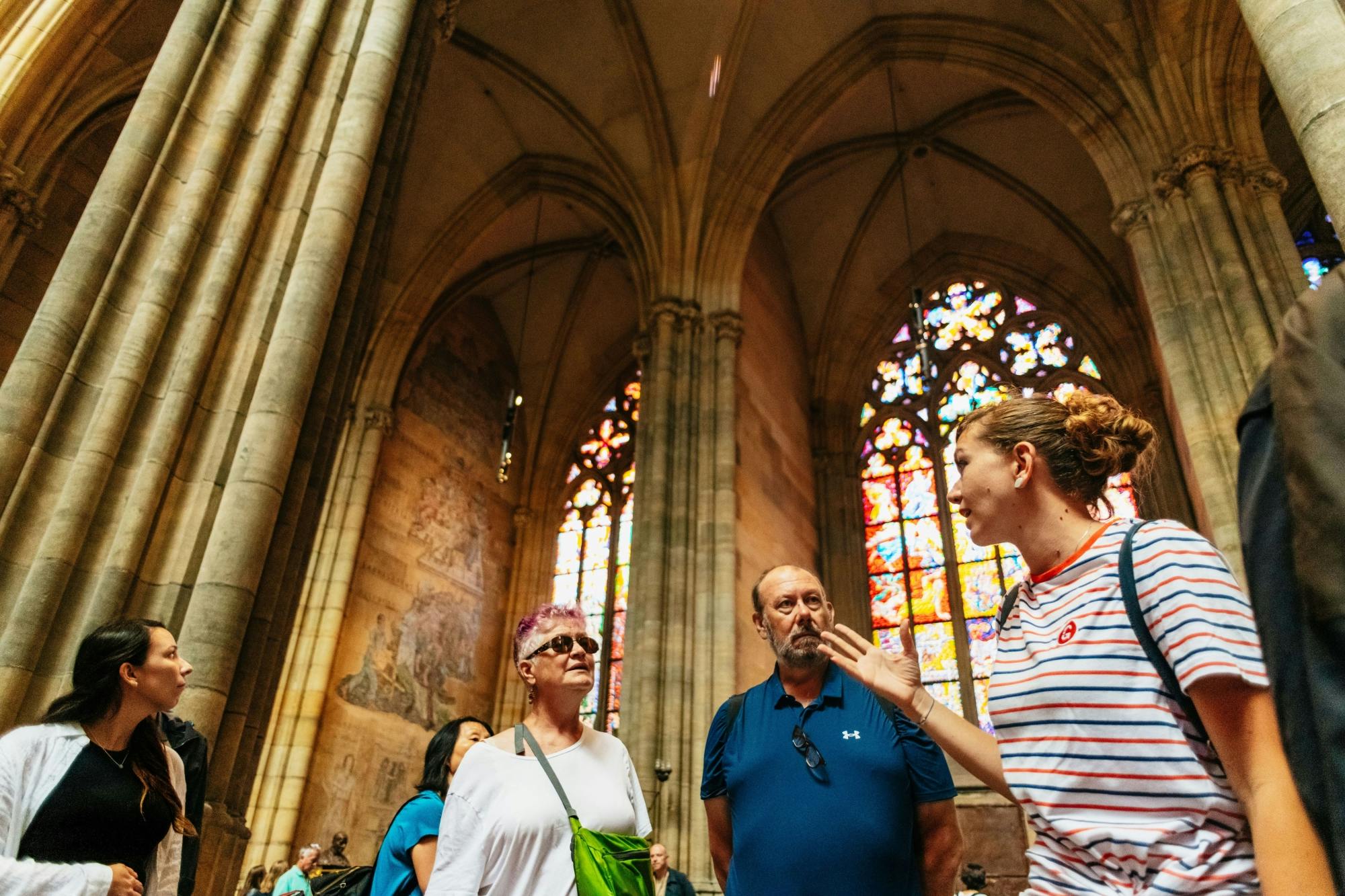 Combo de Praga con interiores de castillos, recorrido en autobús por la ciudad y crucero por el río