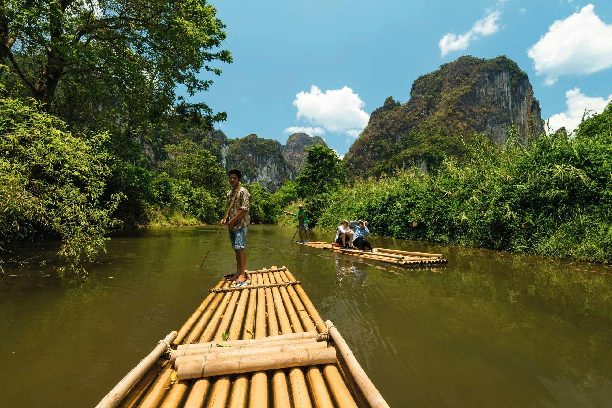 La rivière Khao Sok en radeau avec un refuge d'éléphants et repas le midi