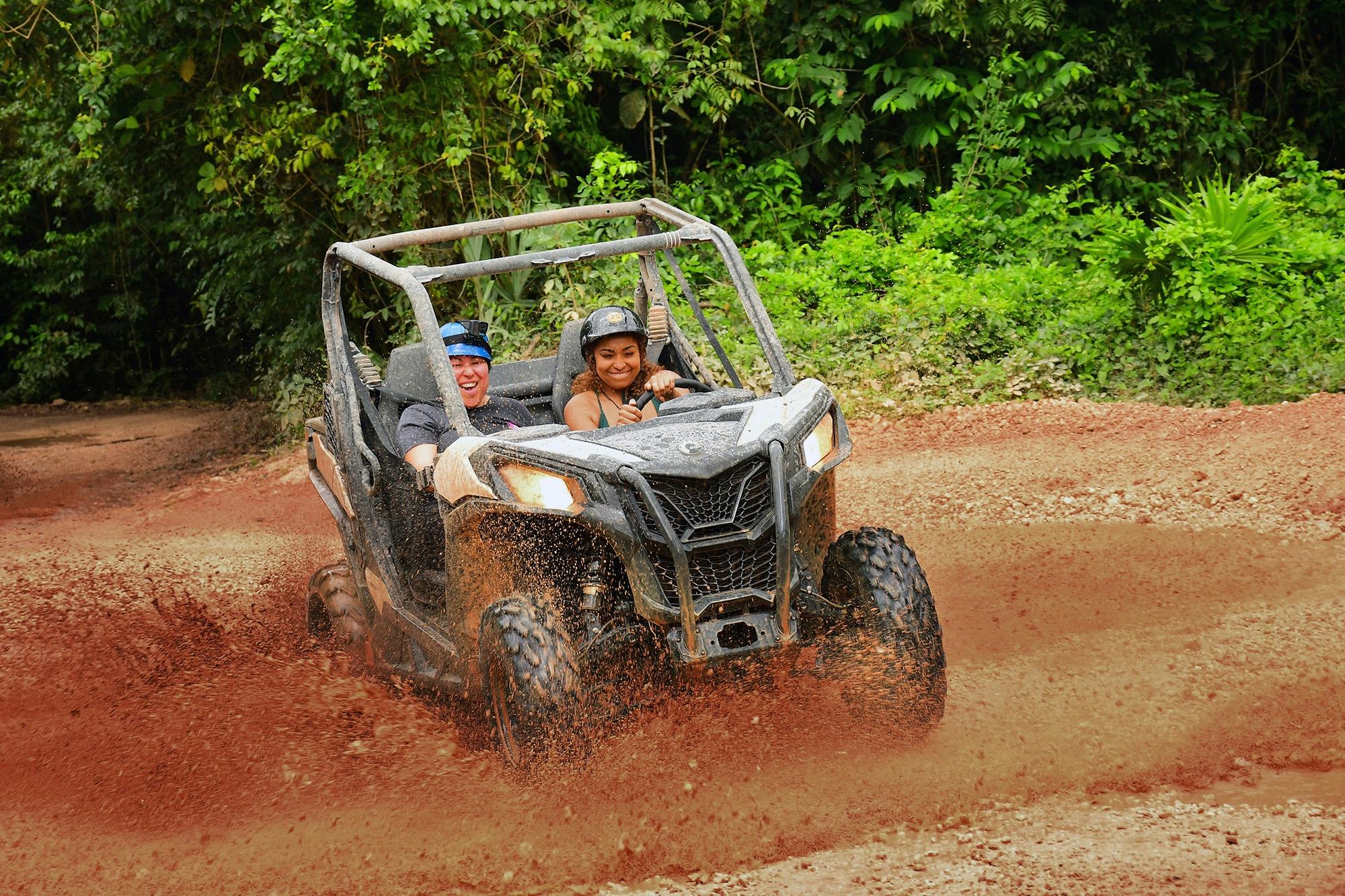 Dschungelabenteuer mit Buggy-Fahrt, Seilrutsche, Cenote und Tequila-Verkostung