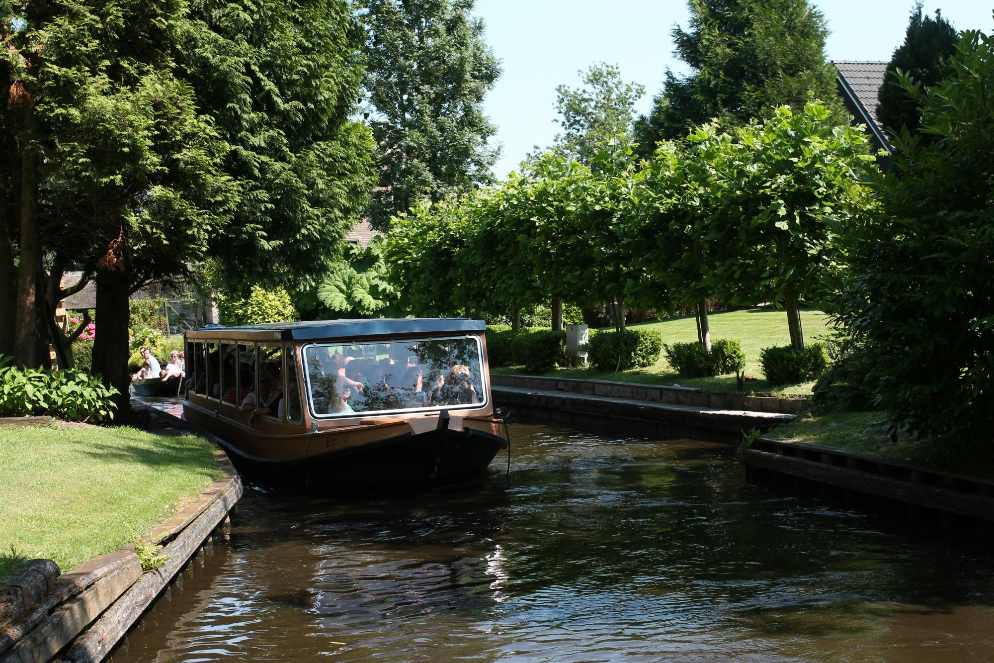 Highlights Canal Cruise and Self Guided Sightseeing Tour in Giethoorn