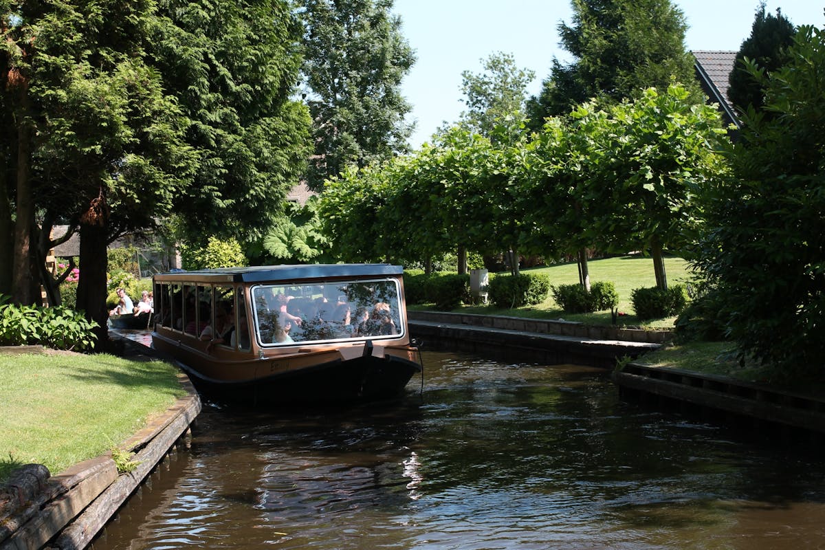 Hoogtepunten Rondvaart en Zelfgeleide Sightseeing Tour in Giethoorn