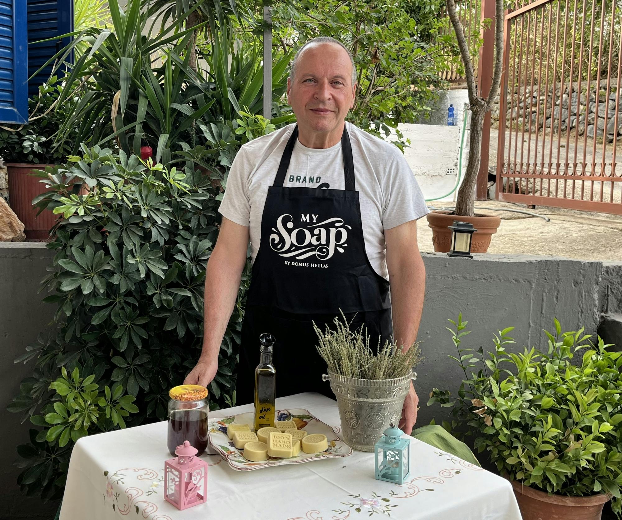 Experiencia en una granja griega con lecciones de elaboración de jabón y degustación de comida