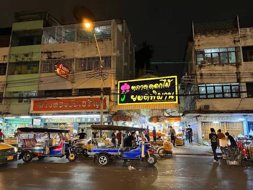 Bangkok by Night Walking Tour with Yaowarat