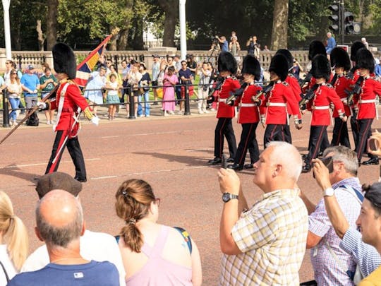 Rundgang durch das britische Königshaus mit Wachablösung