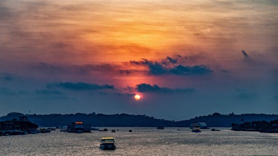 Cena crucero por el río Mandovi al atardecer en Goa